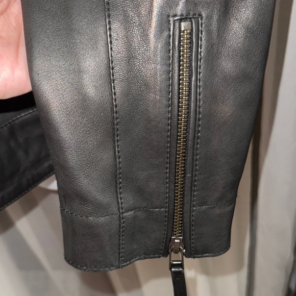 Sleek Black Leather Jacket for Women - Picture 5 of 8